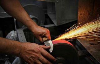 Elazığ’da bıçak bileyicilerin kurban mesaisi...