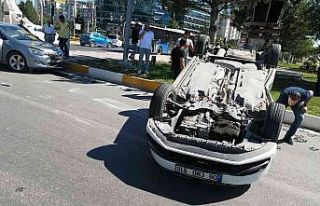 Elazığ’da iki otomobil çarpıştı biri ters...