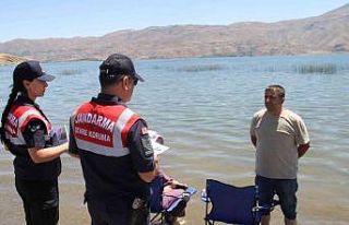 Elazığ’da jandarma ekipleri, vatandaşları suda...