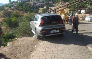 Elektrik direği uçurumdan yuvarlanmasına engel...