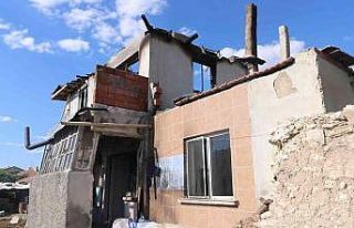 Elektrik kontağından çıkan yangında ev kullanılamaz...