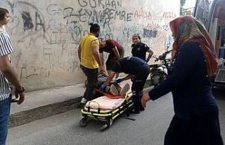 Elektrikli bisiklet sürücüsü kaldırıma çarptı:...