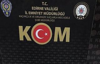 Elindeki siyah çanta ele verdi: Sikke ve objelerle...