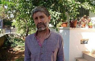 Elini kolunu sallayarak geldi, kendi malıymış gibi...