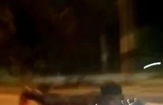 Ellerini bırakıp motorun üzerinde yatarak gitti