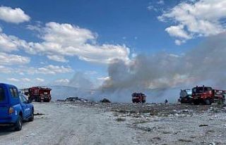 Emet’te eski çöplükte çıkan yangın ormana...