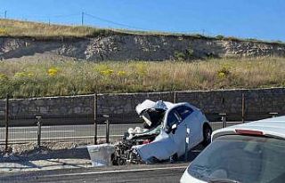 Emniyet şeridinde bekleyen kamyona otomobil çarptı:...