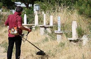 Erciş’teki mezarlıklarda bayram temizliği