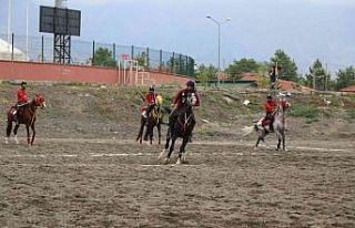 Erzincan’da ata sporu cirit yaşatılıyor