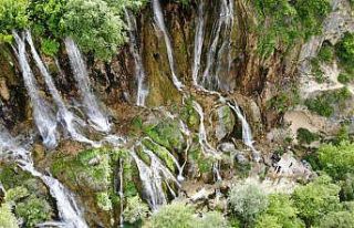 Erzincan’da tatilciler serinlemek için şelalelere...