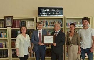 Esat Anık’tan DPÜ’ye 685 kitap bağışı