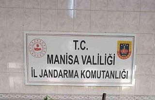 Esrar ve kenevirlerin ele geçirildiği bağ evinin...