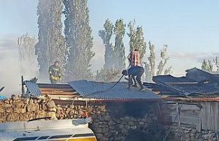 Evde çıkan yangın başka bir ev ve iki ahıra sıçradı