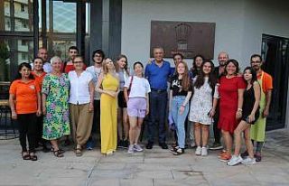 Farklı milletlerden gençler yemek kültürlerini...