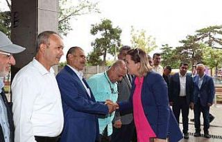 Fatma Kaplan Hürriyet, pazarcı esnafı ile bayramlaştı