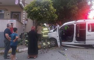 Freni boşalan hafif ticari araç evin duvarına çarptı