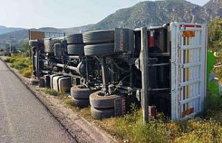 Gaz beton yüklü kamyon devrildi