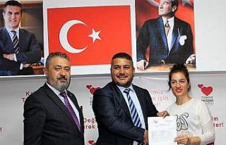 Genel Sekreter Mutlu, yeni üyelere rozet taktı