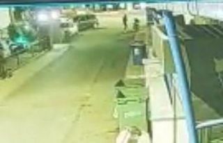 Gidon kilidini kırdığı motosikleti itekleyerek...