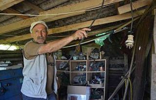 Girdikleri atölyedeki bazı eşyaların yanı sıra...