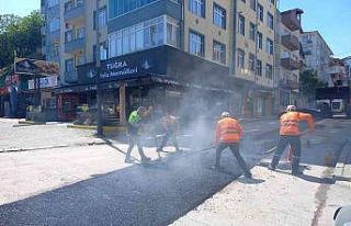 Gölcük’te asfalt seferberliği sürüyor