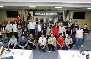 Güder’den LGS’de dereceye girenlere ödül