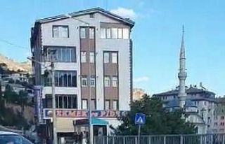 Gümüşhane’de su borusu patladı, yol sular altında...