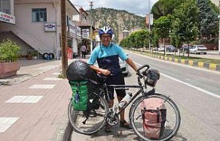 Gürcistan’a gitmek için yola çıkan Alman bisikletçi...