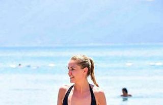 Güzel oyuncu, plajın gözdesi oldu