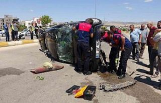 Hafif ticari araç takla atarak karşı şeride geçti:...