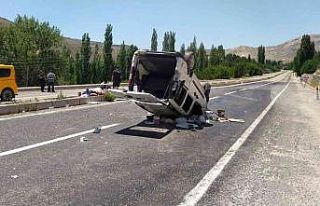 Hafif ticari araç takla attı: 2’si ağır 5 kişi...