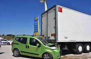 Hafif ticari araç tıra çarptı: 1 yaralı