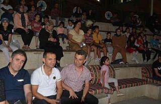 Hakkari’de yüzlerce kişi açık havada film izledi
