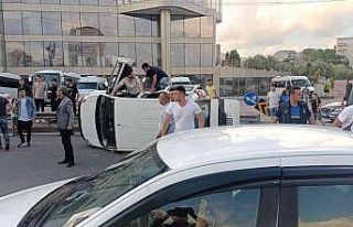 Hangi yöne gideceğine bakarken aracıyla takla attı