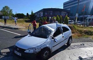 Hasta taşıyan araca otomobilin çarpıp takla atması...