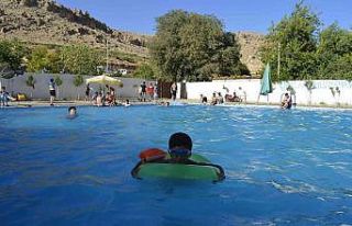 Hava sıcaklığının 45 dereceyi bulduğu Mardin’de...