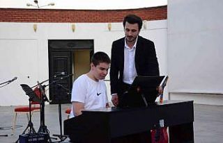 Hayatını müziğe adayan özel bireyin tek hayali...