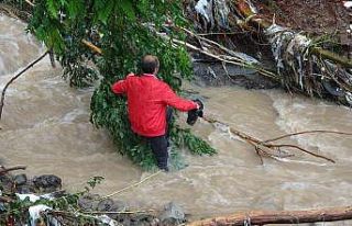 Heyelan nedeniyle mahallesine ulaşım kapandı, ölümü...