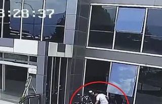 Hırsızlık yapmak isterken fark edilince arkasına...