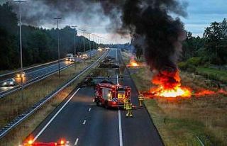 Hollanda’da yol kapatan çiftçiler saman balyalarını...