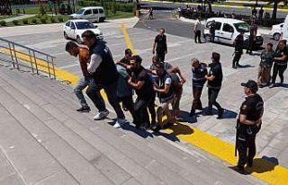 Husumetli iki ailenin çatışmasında bekçi yaralanmıştı:...