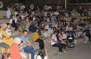 Huzura kavuşan Hakkarililer açık hava sinemasında...