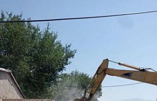 Iğdır’da metruk binalar yıkılıyor