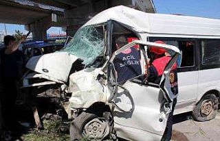 İki araç çarpıştı, köprü ayağına çarparak...