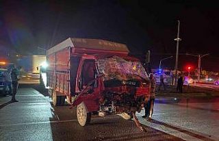 İki kamyon kavşakta çarpıştı, 2 kişi yaralandı