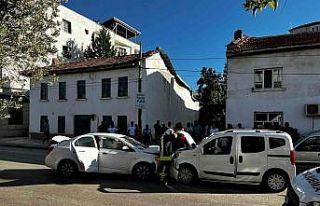 İki otomobil kafa kafaya çarpıştı: 5 yaralı