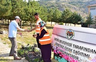 İnönü Belediyesi mezarlıklarda çiçek dağıttı