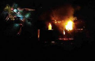 İnşaat malzemelerinin bulunduğu depo alevlere teslim...