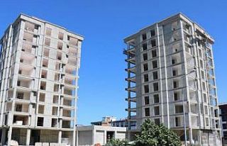 İnşaattan düşen 22 yaşındaki işçi hayatını...