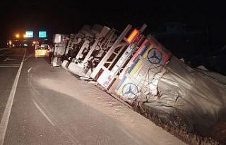 İplik yüklü tır devrildi